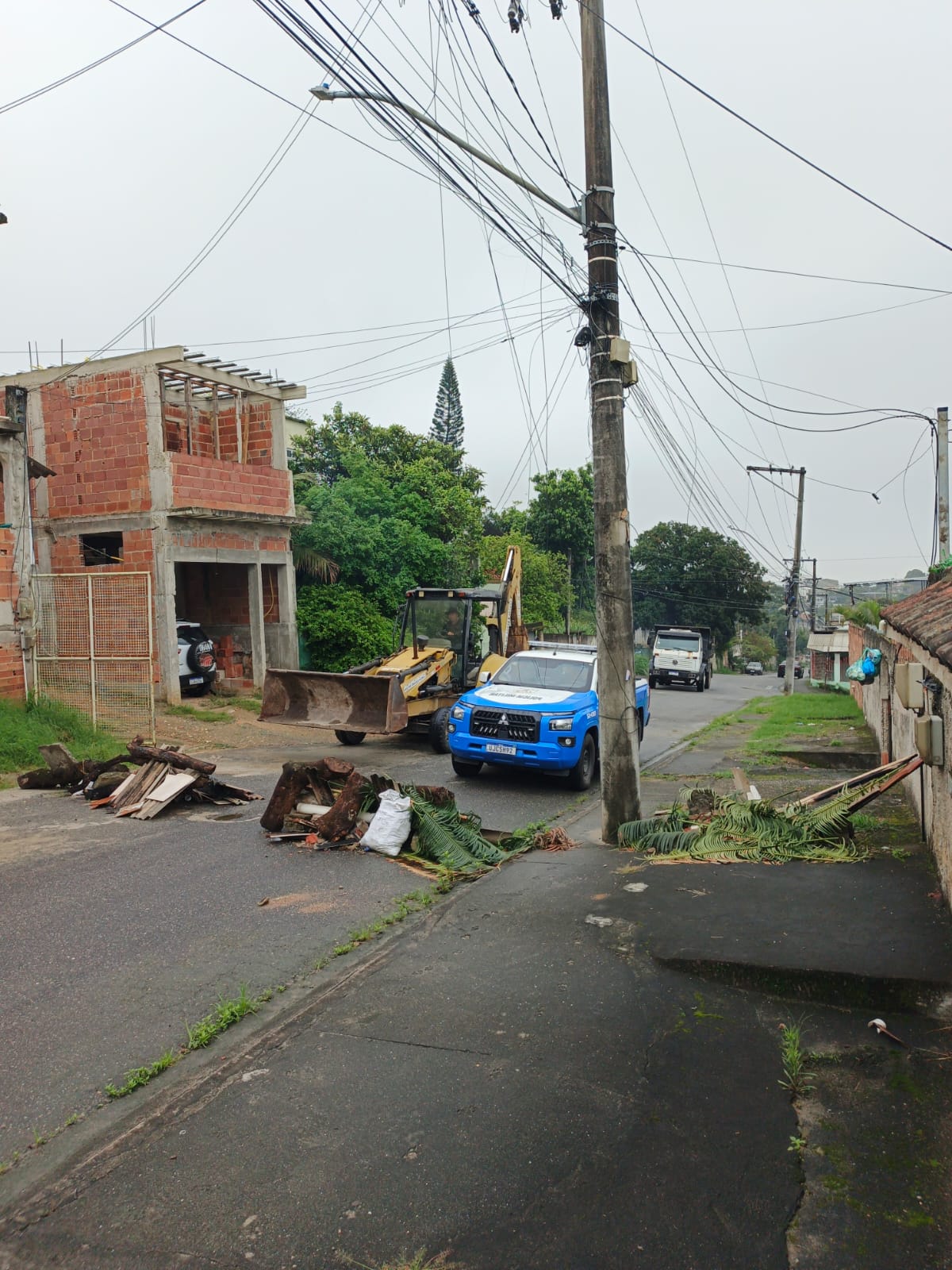Policiais do 7º BPM retiram 10 toneladas de barricadas em São Gonçalo, com ajuda do Disque Denúncia